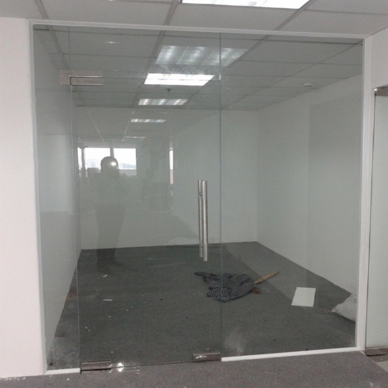 cửa kính chịu lực.jpg