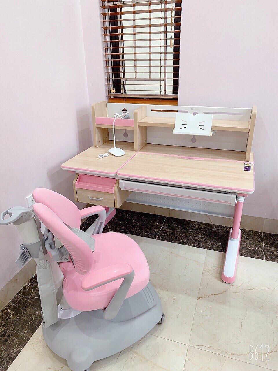 ikkids-ban-ghe-hoc-thong-minh-chong-gu-chong-can-120u-816-hong-1-min.jpg
