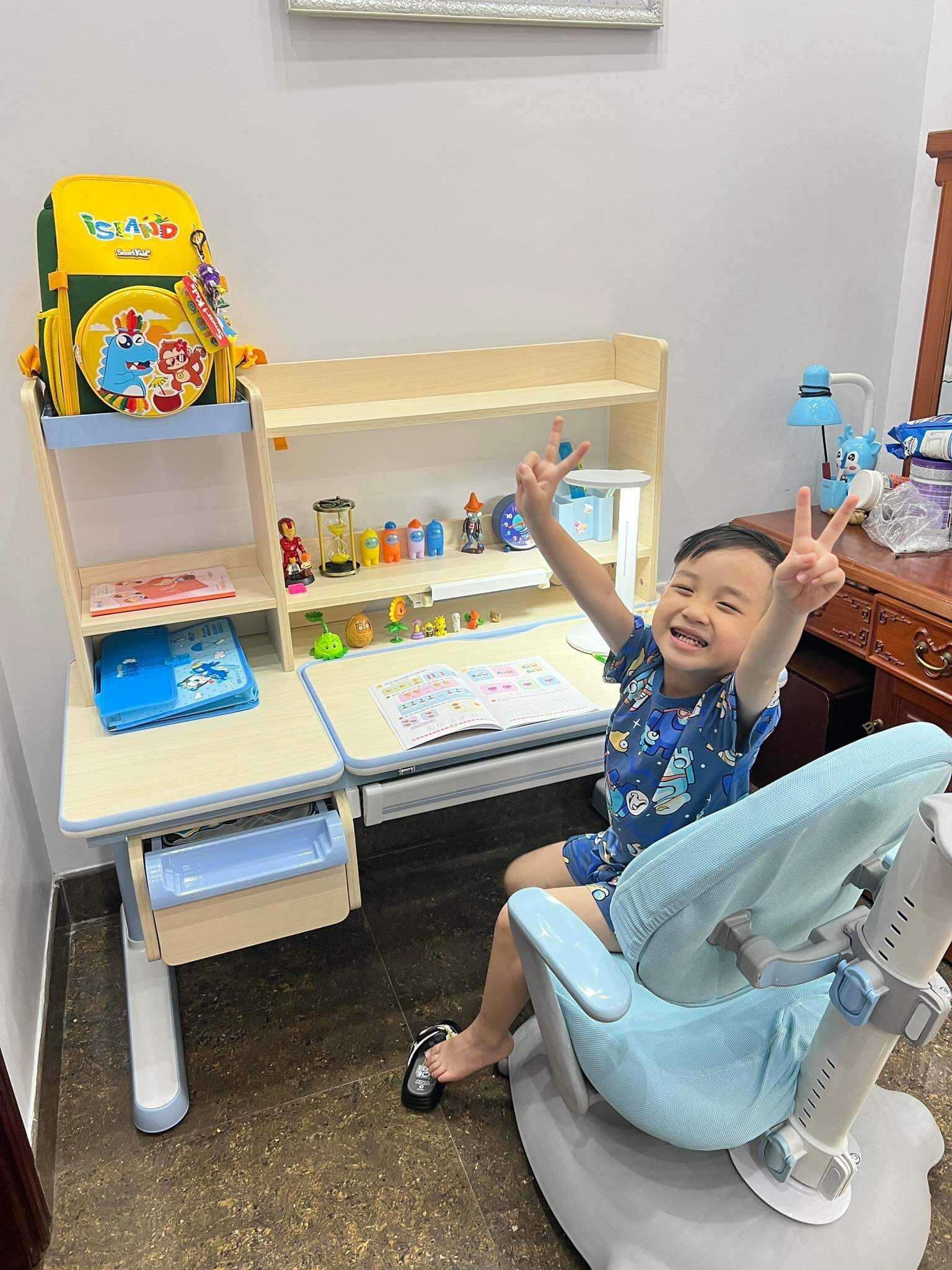 ikkids-ban-ghe-hoc-thong-minh-chong-gu-chong-can-h8-816-xanh-5_optimized.jpg