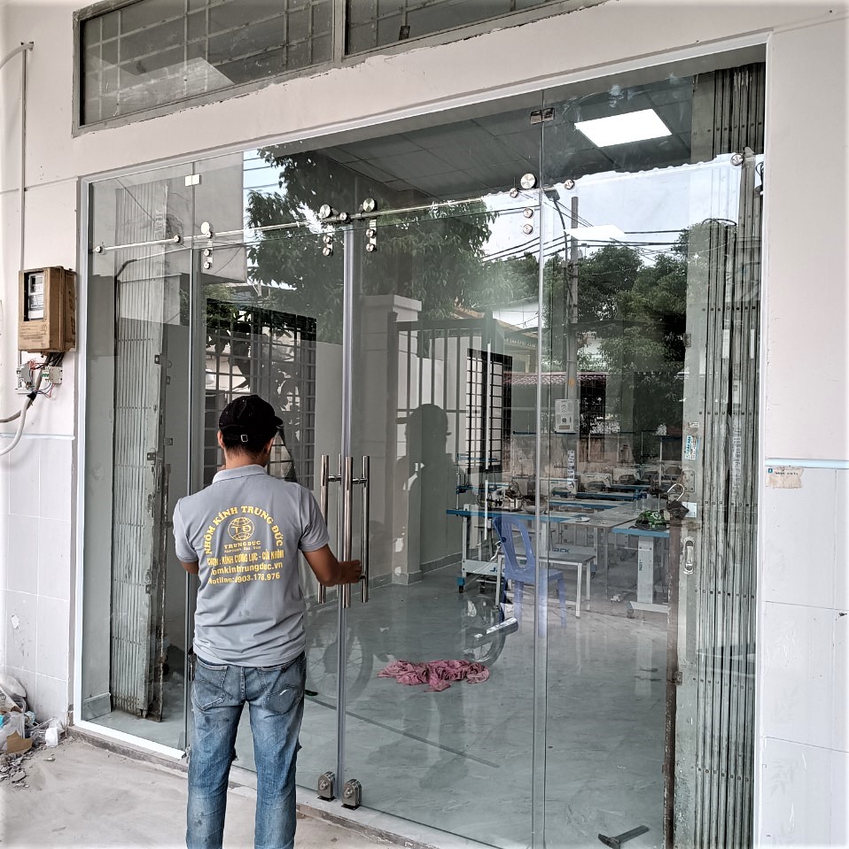 lắp cửa kính lùa 2 cánh.jpg